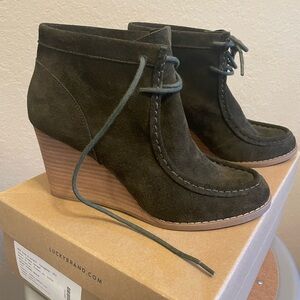 Lucky Brand Ysabel Wedge - Dark Moss  size 9